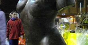 Sculpture en chocolat, en direct, au Salon du chocolat Franco-Suisse