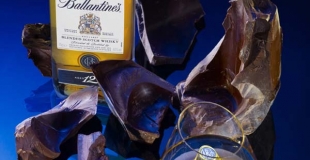Une bouteille de whisky Ballantine's dans un coffret en chocolat !