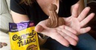Un pénis en chocolat dans un paquet de caramels !