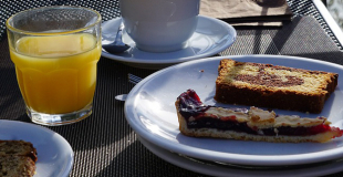 Gâteau au chocolat et jus de fruit : goûter idéal des enfants