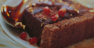 Bûche aux deux chocolats et sauce caramel