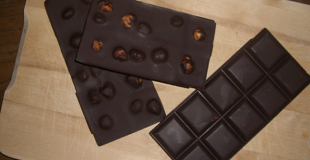 Tablettes de chocolat noir aux noisettes entières