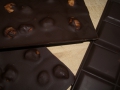 Tablettes de chocolat noir aux noisettes entières